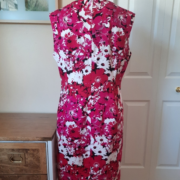 Beautiful fully-lined dress - Picture 2 of 6